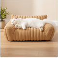 Cama beige con gato
